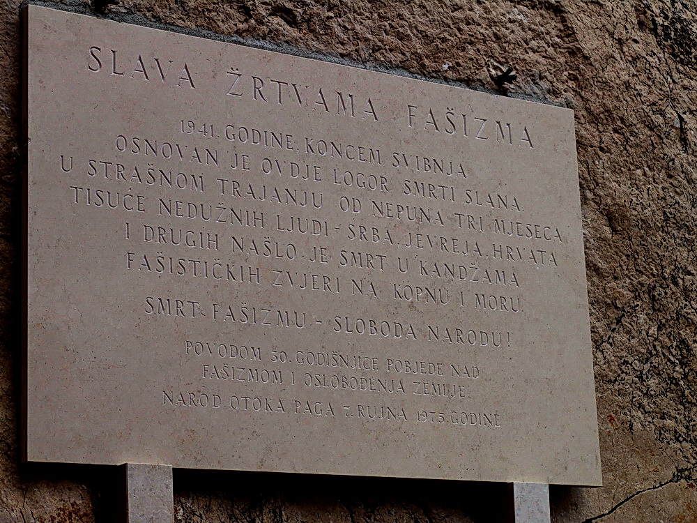 Спомен плоча на мјесту усташког логора у ували Слана постављена 26.6.2010. - уништена три дана касније.